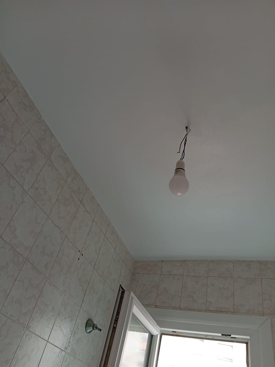 Techo de cocina pintado en blanco